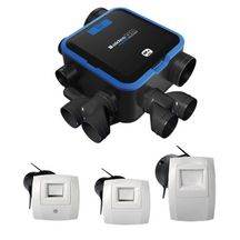 Kit VMC hygroréglable EasyHOME Hygro COMPACT Premium HP+ avec moteur EC Haute Pression et 6 piquages sanitaires, garantissant des débits conformes RE2020, adapté aux installations complexes et livré avec 3 bouches BAHIA® CURVE 11033026
